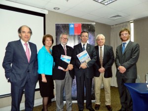 Álvaro Fischer, presidente de Fundación Chile; Dra. Mónica Rubio, directora del Programa de Astronomía de CONICYT; José Miguel Aguilera, presidente de CONICYT; Tomás Flores, subsecretario de Economía; Dr. Gary Sanders, proyect manager TMT, y Juan Manuel Santa Cruz, jefe de División Minecon.