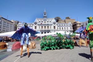 Cerca de la una de la tarde, transeúntes, estudiantes y profesores fueron sorprendidos por una intervención urbana que, a cargo de la Compañía Teatro de Laboratorio, representó el ciclo natural de la vida de las plantas. 