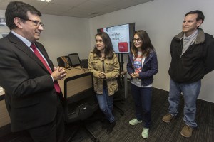 el equipo (con el profesor) y el director ejecutivo de conicyt