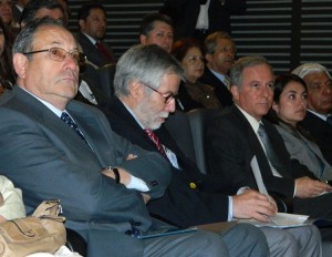 : El rector de la Universidad de Concepción, Sergio Lavanchi, junto al presidente de CONICYT, José Miguel Aguilera, y autoridades de instituciones académicas.