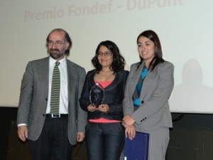 La ganadora del Premio Fondef-DuPont, Joice León, junto a Gonzalo Herrera, director ejecutivo de Fondef, y Jennifer Uribe, gerente general de DuPont Chile.