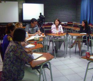 foto.jpg Directora en mesa conversatoria UMCE