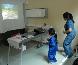 imag.jpg niña de centro Teletón utilizando consola