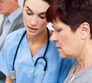 imagen.jpg profesional de la salud (mujer) + paciente