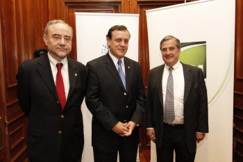 CARE CHILE UC y SQM firman alianza para investigar beneficios del litio en salud humana