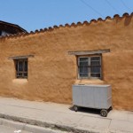 Con tradicionales técnicas de construcción restauran fachadas de viviendas del Barrio Centenario de Los Andes