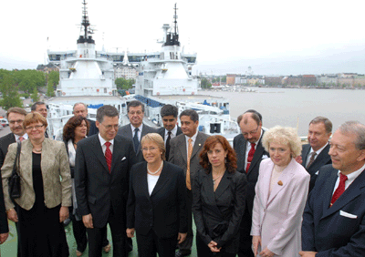 Presidenta de la República, Michelle Bachelet, y presidenta de CONICYT, Vivian Heyl, a bordo del rompehielos URHO,lugar donde se firmó el acuerdo de Cooperación entre Conicyt y la Academia de Ciencias Finlandesa. Acompañan personeros de instituciones públicas y de investigación aplicada de ese país.