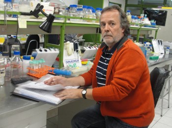 Experto estudia mecanismos de defensa de bacterias resistentes a metaloides