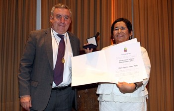 “Dedico este reconocimiento a las mujeres de esta tierra que con su narrativa oral o escrita contribuyen a la magna tarea de hacer florecer valores en una educación basada en el respeto hacia todos los seres y las cosas