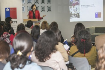 CONICYT presenta resultados de estudios sobre participación femenina en investigación en áreas STEM