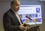 Editor de Nature dicta charla en CONICYT