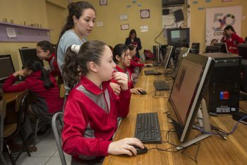 Niñas y niños aprenden programación en dos talleres impulsados por CONICYT